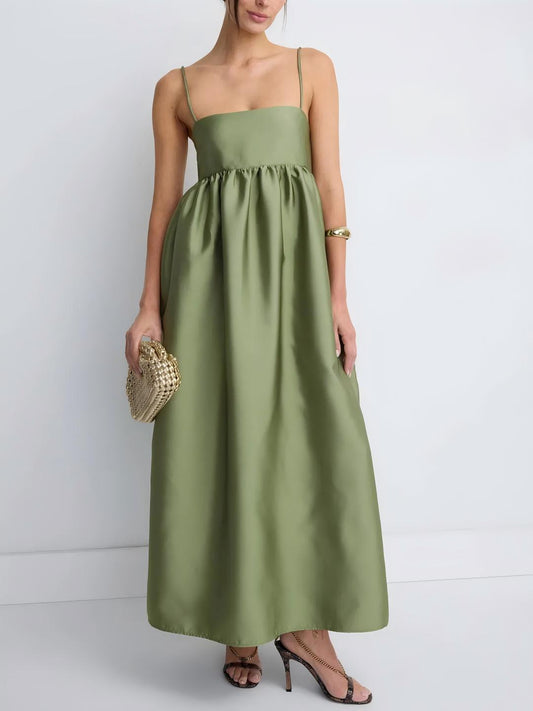 Vestido maxi babydoll verde oliva de estilo minimalista
